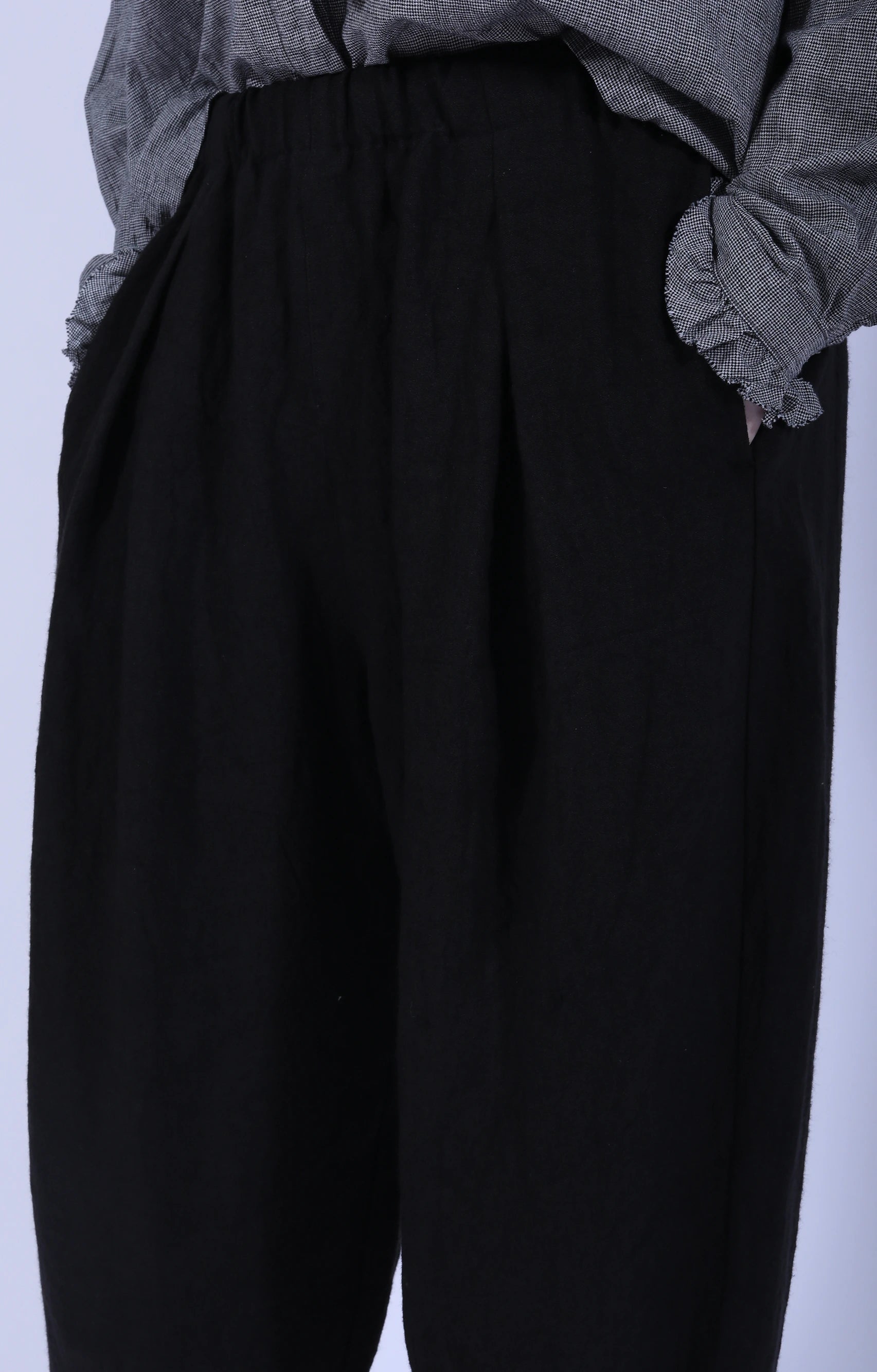 Tucked Tapered Pants Black