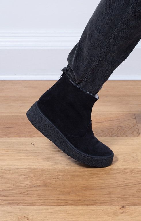 Curling Boot Black Suede