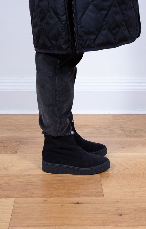 Curling Boot Black Suede
