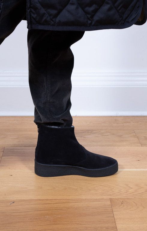 Curling Boot Black Suede