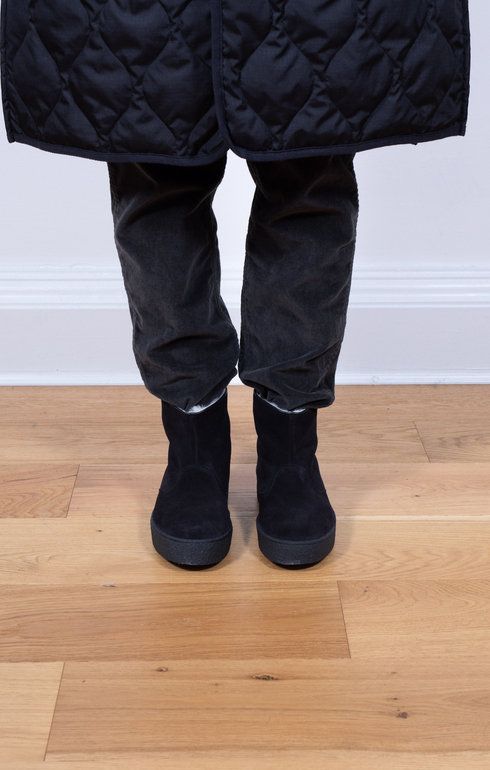 Curling Boot Black Suede