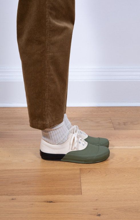 Shellcap Deck Hand Painted Olive/Black Sole