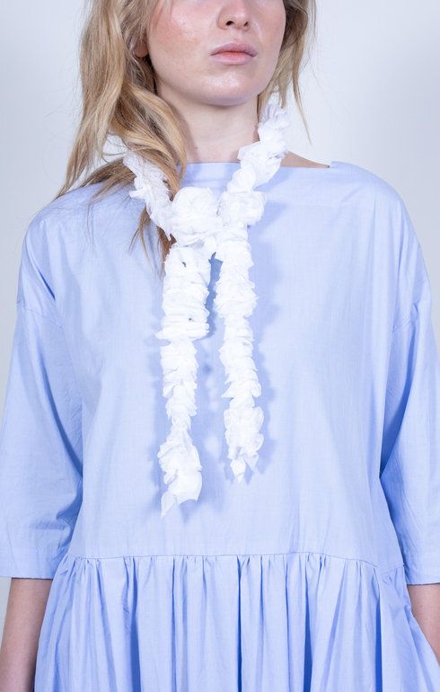 Frill Lei White