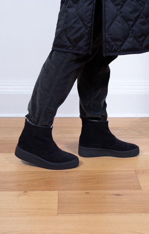 Curling Boot Black Suede